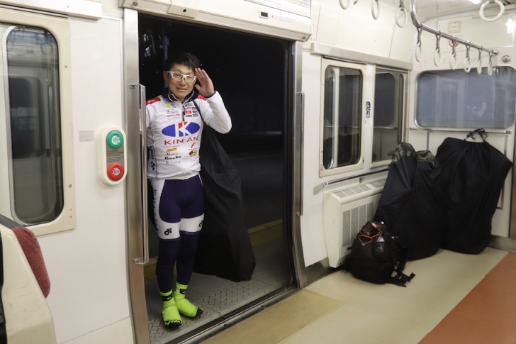 飯田駅にて自走で先回りしていたナカジがふたたび合流！厳しい山岳地帯を駆け抜けて1時間以上前に到着ってスゴイ！