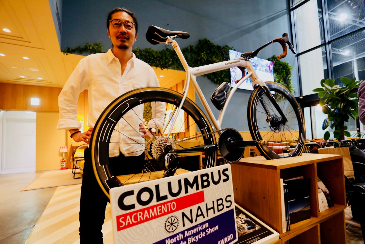 今野真一氏（CHERUBIM：今野製作所チーフビルダー）と、NAHBSでBest Columbus Awardを獲得したAirline