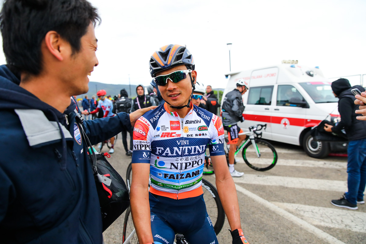 フィニッシュ地点で坂本拓也マッサーに迎えられる初山翔(NIPPOヴィーニファンティーニ・ファイザネ)