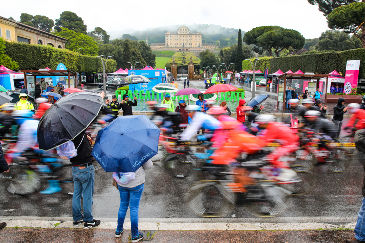 雨のフラスカーティをスタートしていく