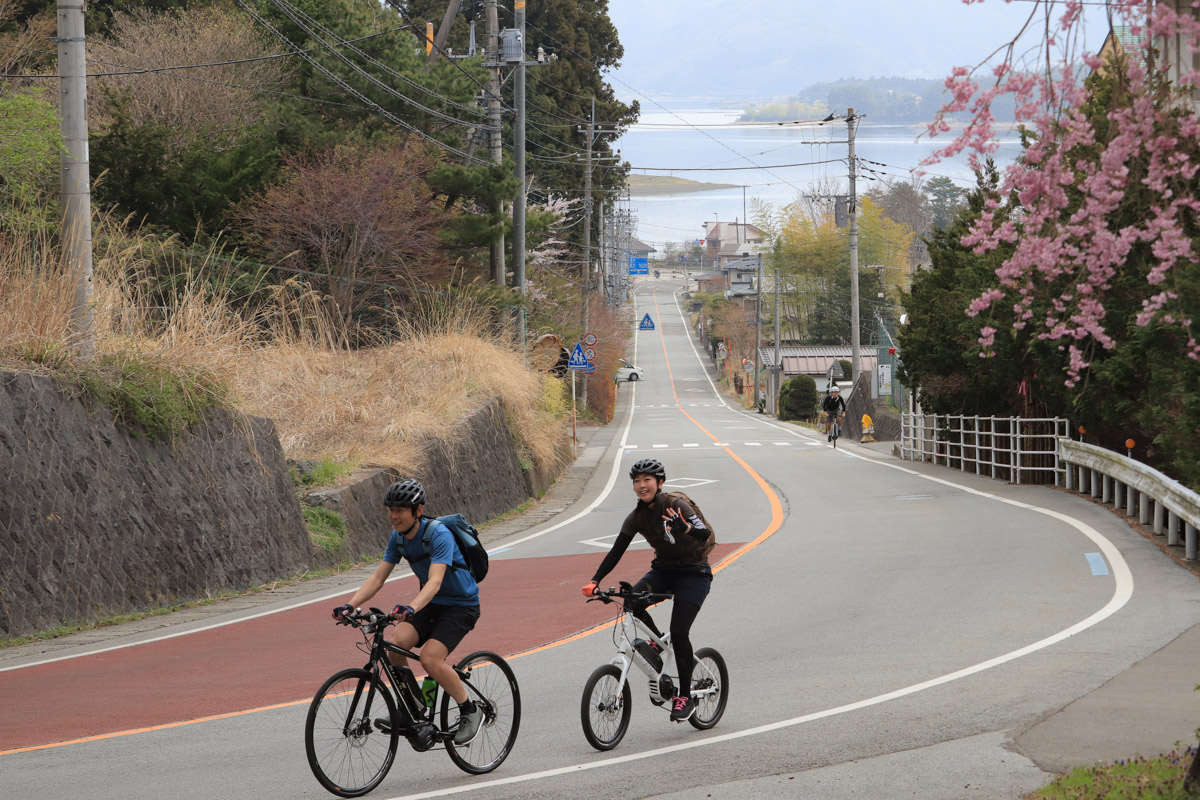 8%ほどの坂が1kmほど続く西湖への登り