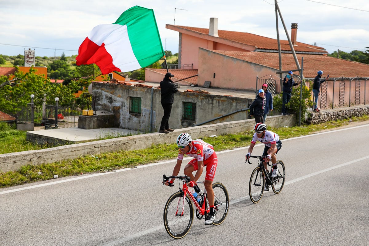 残り1kmを切ったファウスト・マスナダ（イタリア、アンドローニジョカトリ・シデルメク）とヴァレリオ・コンティ（イタリア、UAEチームエミレーツ）