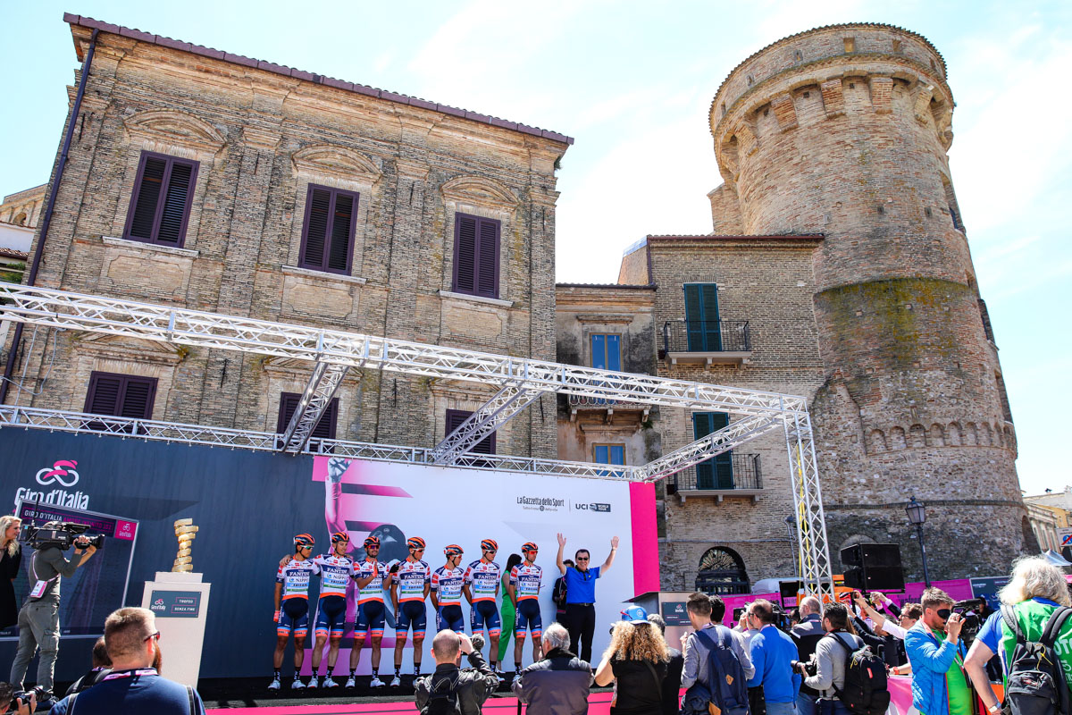 ヴィーニファンティーニ社のお膝元アブルッツォ州でステージに上がるNIPPOヴィーニファンティーニ・ファイザネ