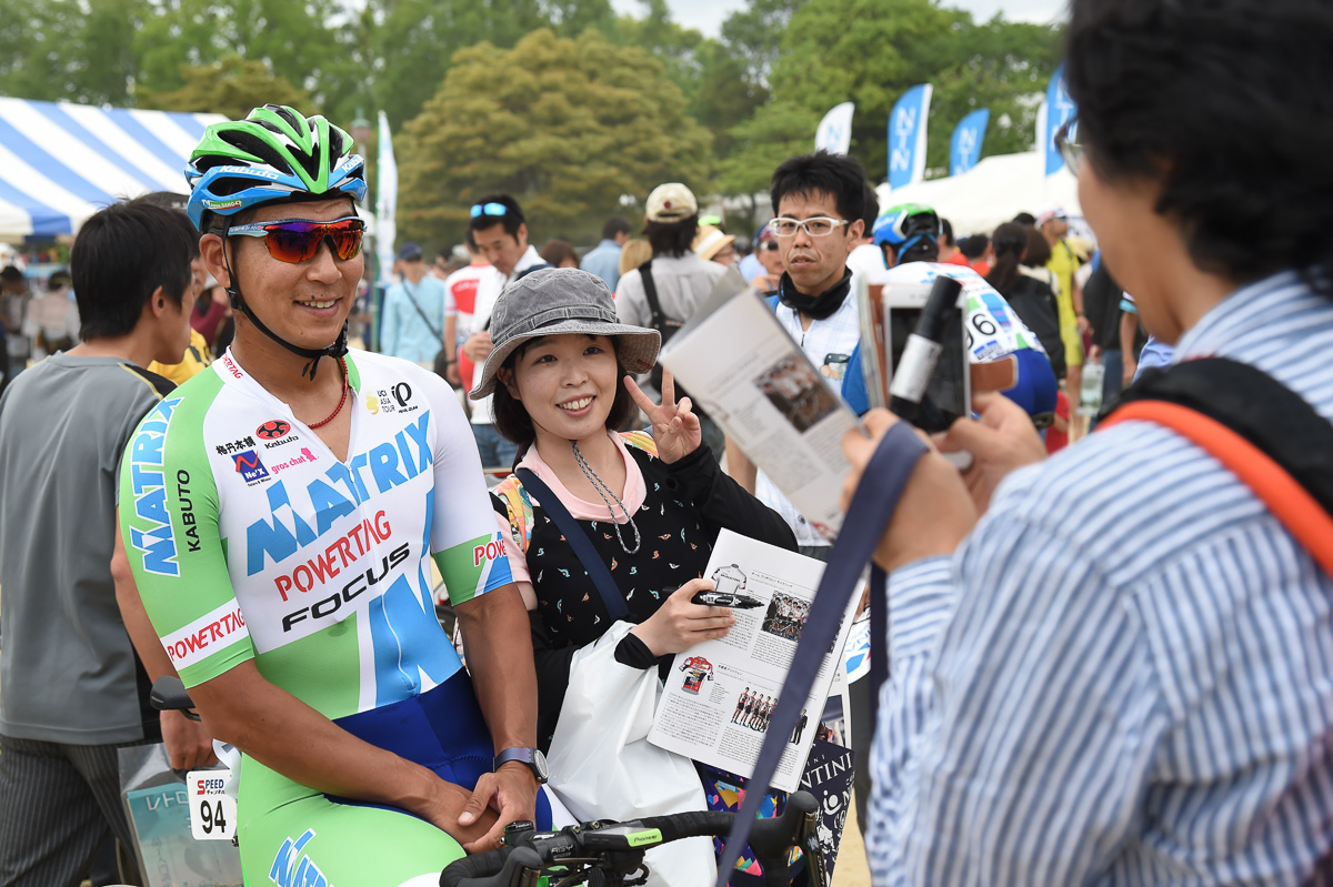 佐野淳哉（マトリックスパワータグ）の周りに人が集まる