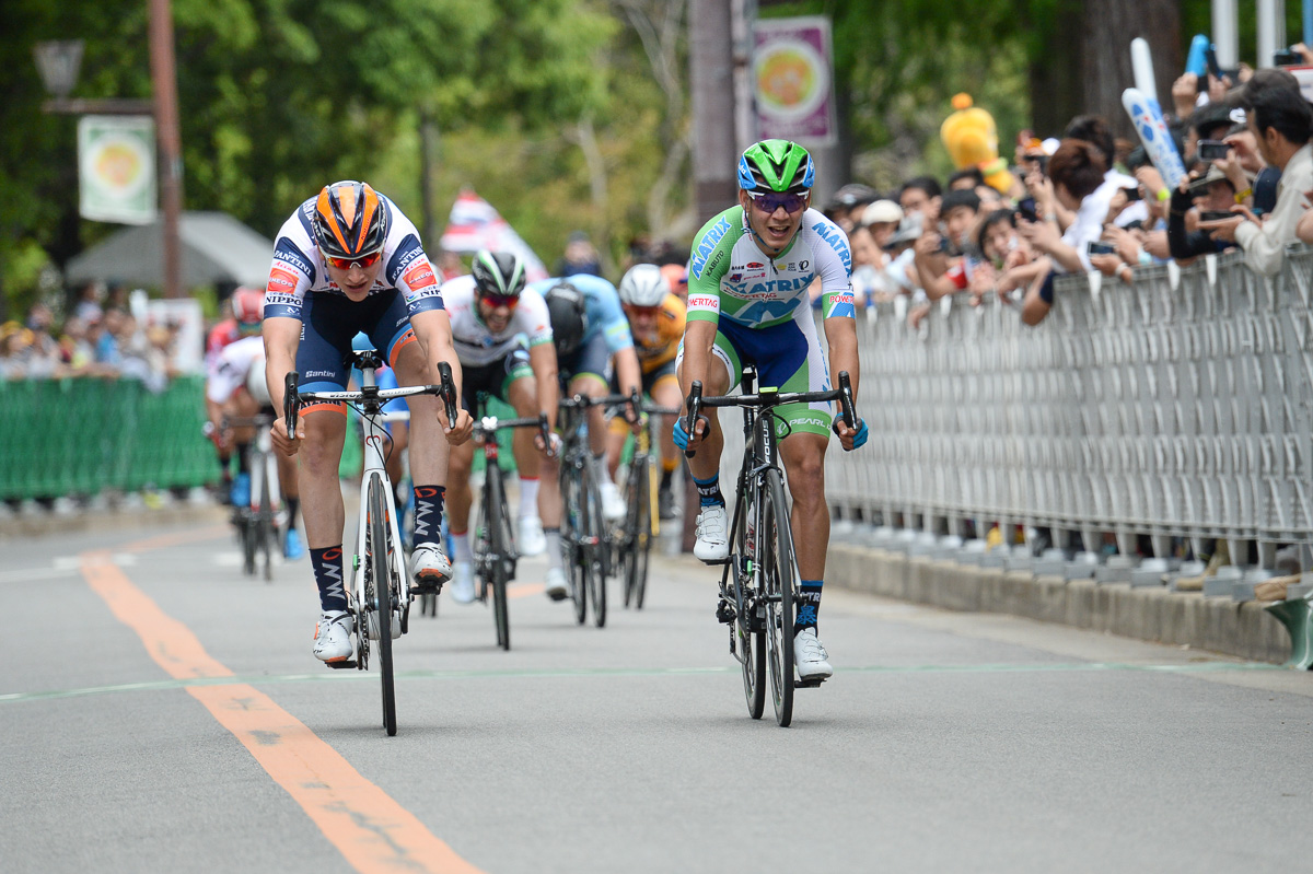 僅差のスプリントを制してオールイス・アルベルト・アウラール（マトリックスパワータグ・写真右）が優勝