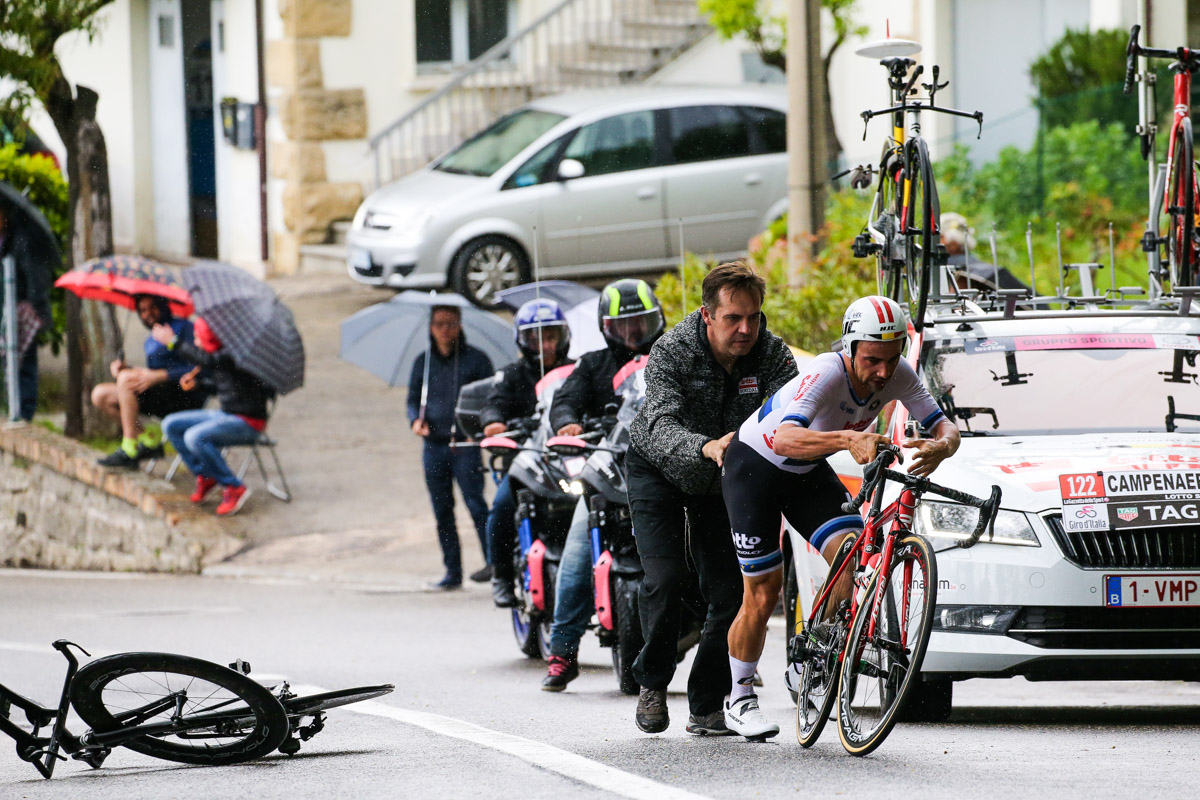 まだヴィクトール・カンペナールツ（ベルギー、ロット・スーダル）がノーマルバイクにまたがる前にお尻を押す