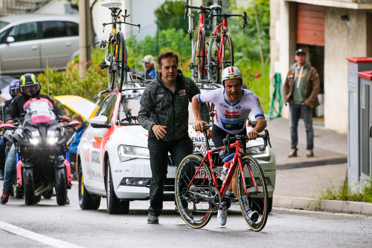 ノーマルバイクで再スタートを切るヴィクトール・カンペナールツ（ベルギー、ロット・スーダル）