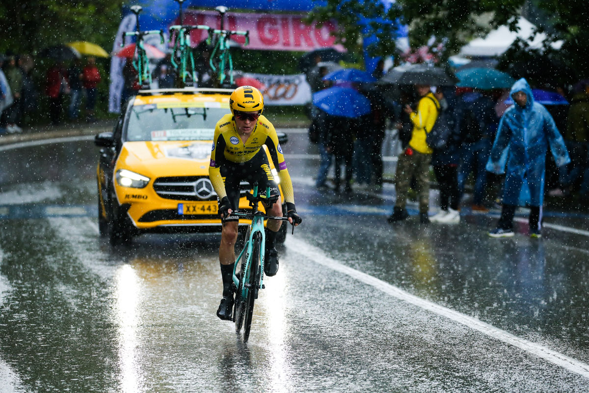 大雨の中を走るアントワン・トールク(オランダ、ユンボ・ヴィズマ)