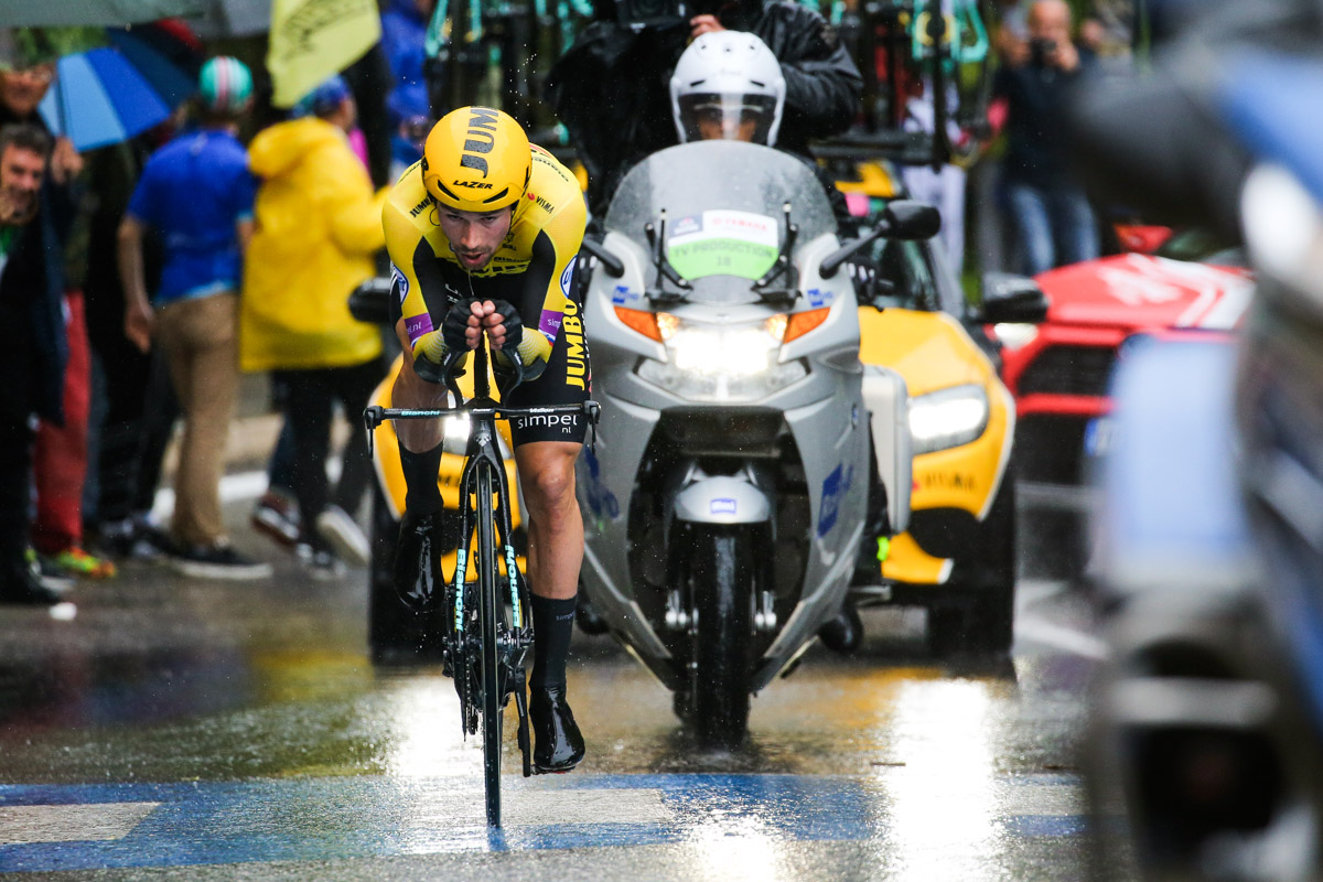 雨が降る中、51分52秒のトップタイムをマークしたプリモシュ・ログリッチェ(スロベニア、ユンボ・ヴィズマ)