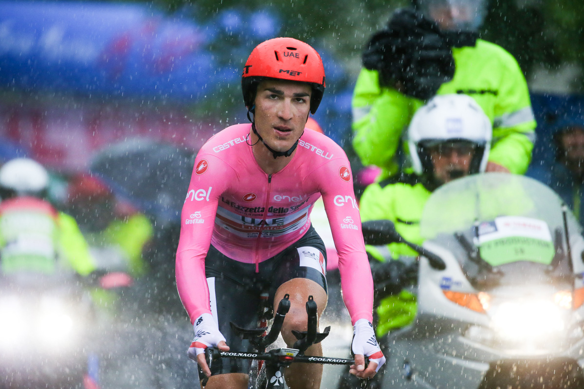 最も強い雨の中を走る最終走者のヴァレリオ・コンティ（イタリア、UAEチームエミレーツ）
