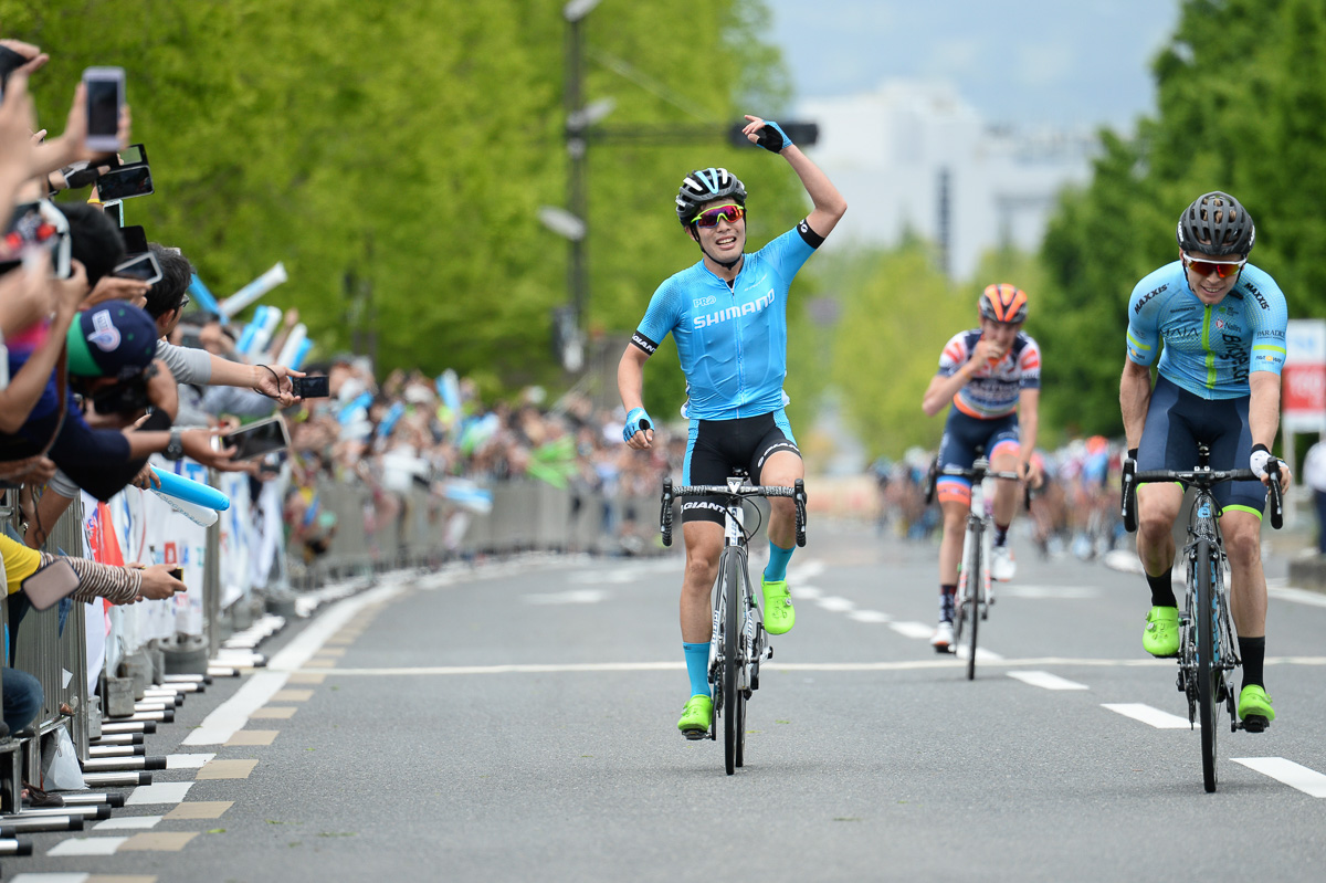 僅差で2位の入部正太朗（シマノレーシングチーム）は怒りと悔しさを交えてアピール