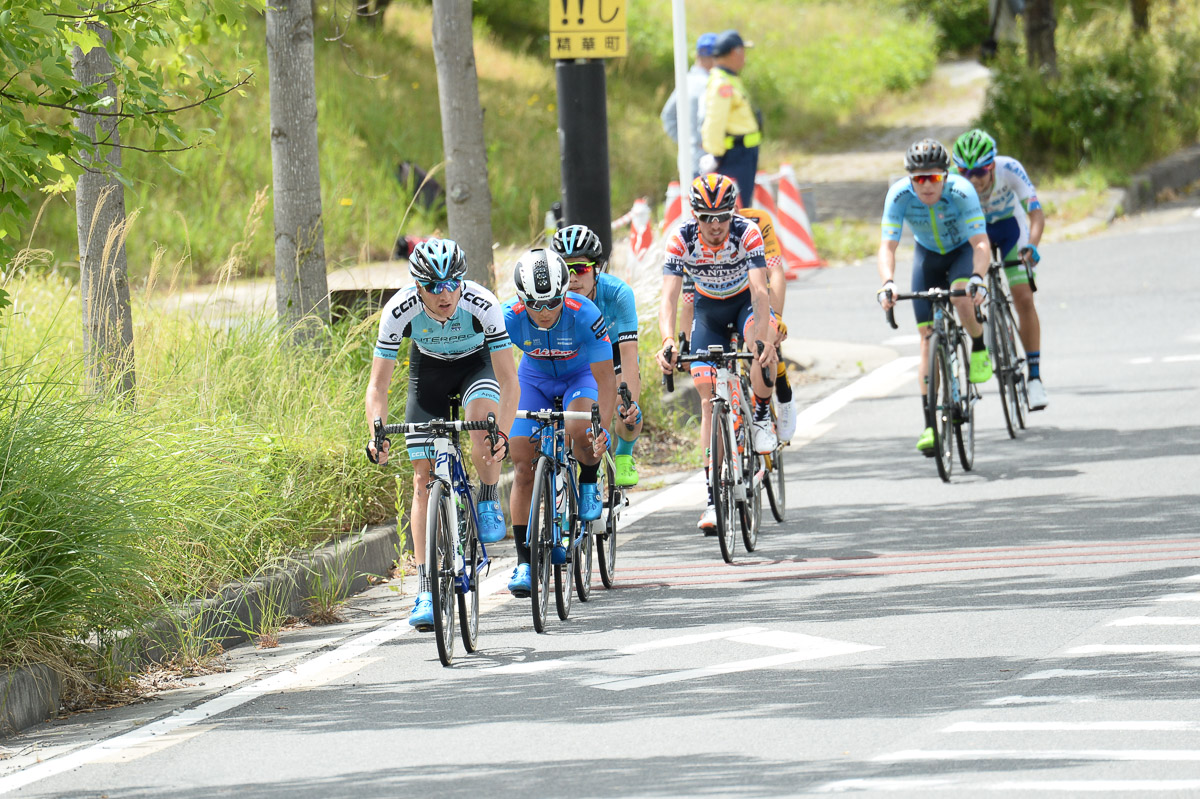 レース序盤から7人の逃げ集団が先行する