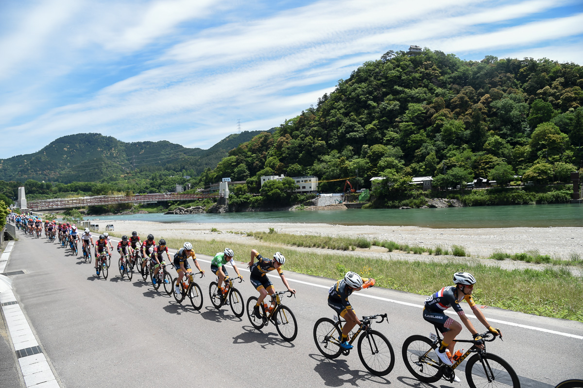 長良川沿いを一列に並んで進むメイン集団