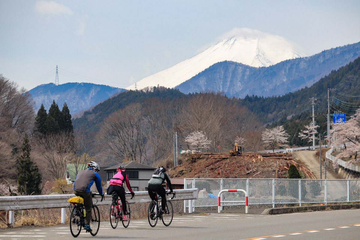 道志みちを行けば、富士山の頭が見えてくる