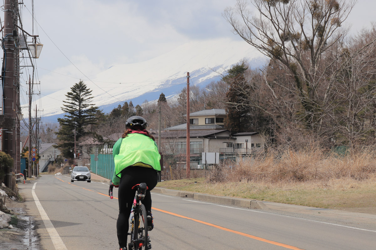 山中湖が近づくと富士山が眼前に大きく迫ってくる