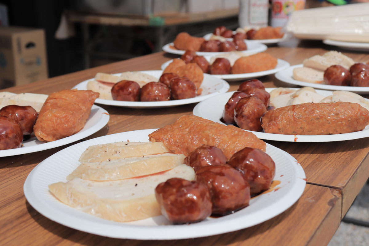 山中湖エイドでは鶏肉ハム、ミートボール、塩焼きそばなどがたっぷり供された