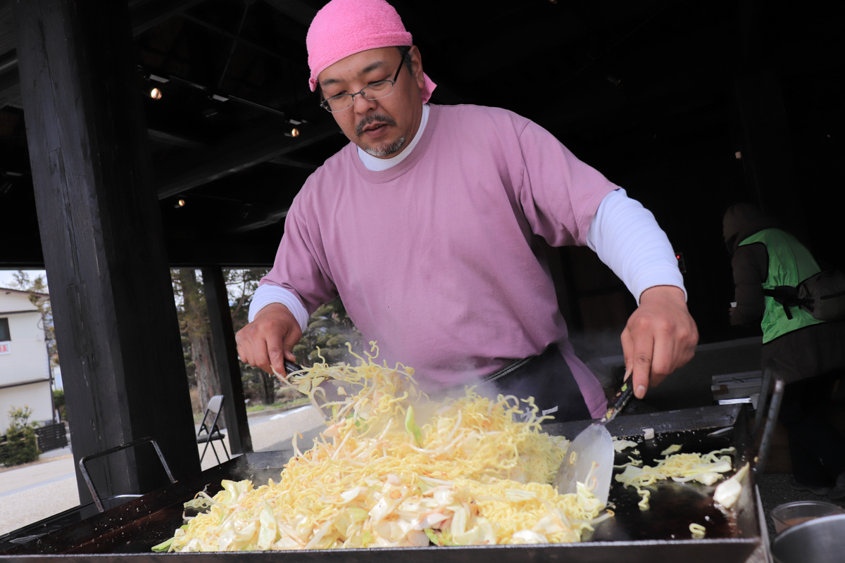 「いくらでもお代わりしてや！」と威勢よく焼きそばをつくってくれた