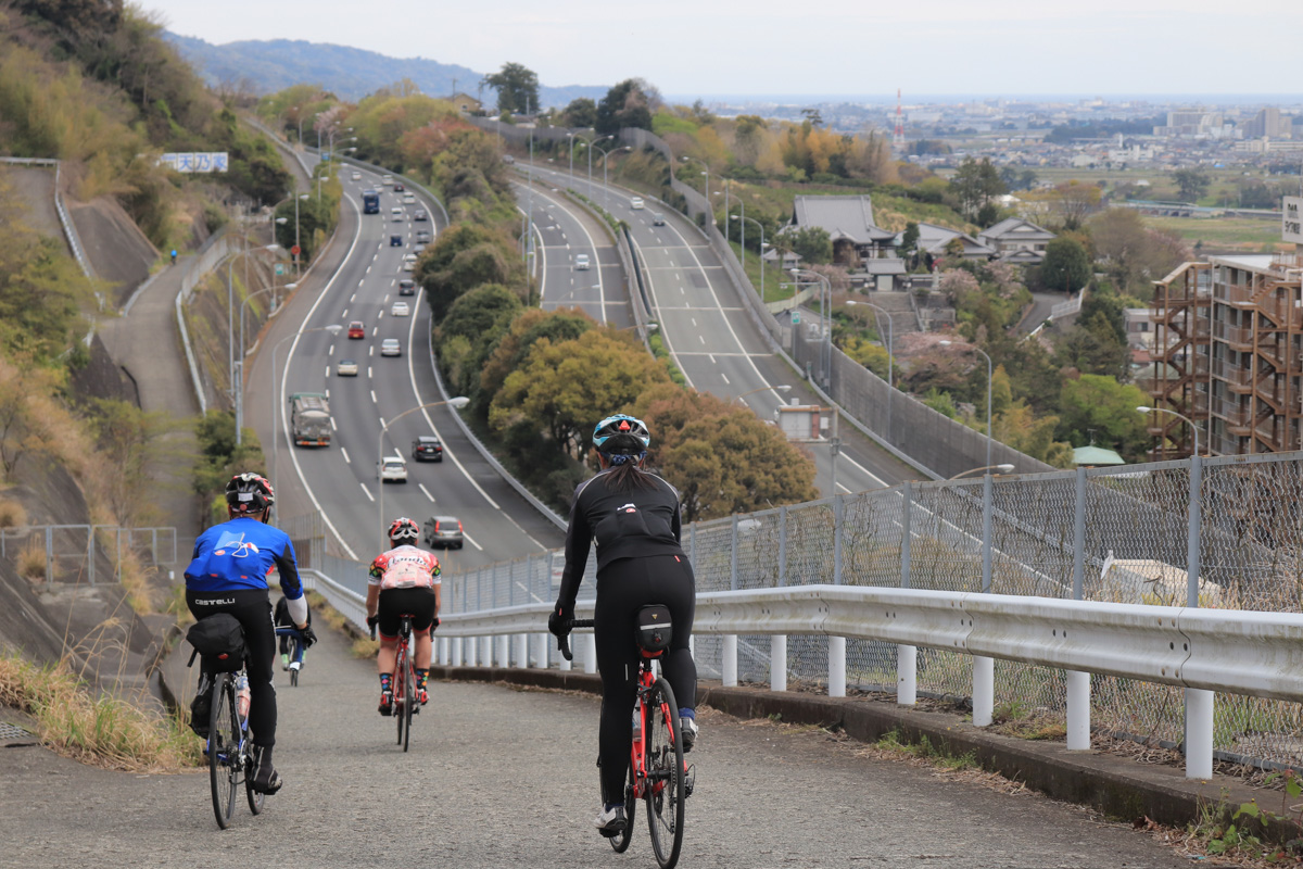 東名高速道路の側道へと迷い込んでしまった。アップダウンが半端ない！