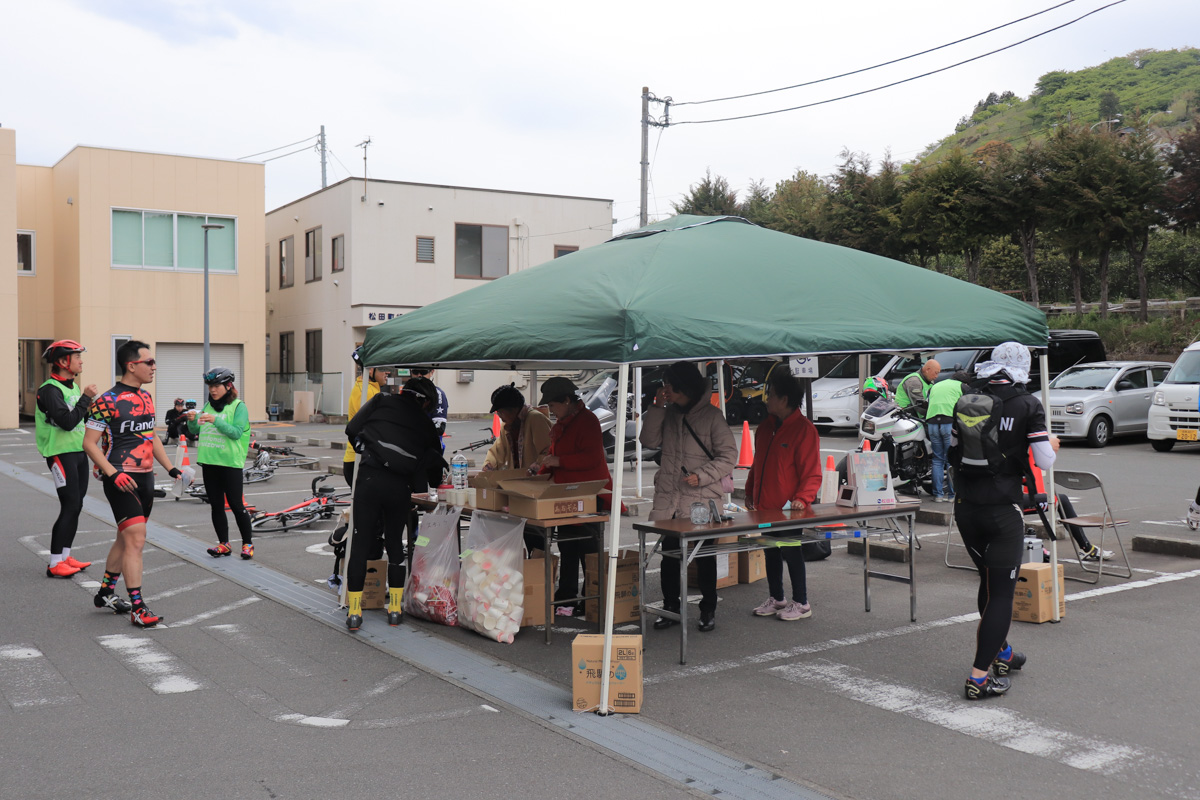 松田町役場エイド。秦野のフィニッシュまでは後少しだ