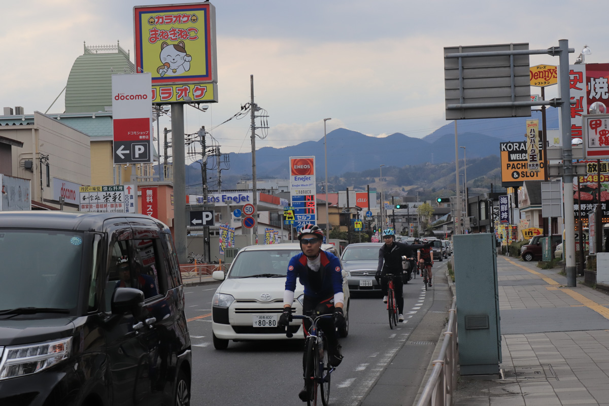 秦野市街はクルマが多いが、交通ルールを守ってフィニッシュを目指す