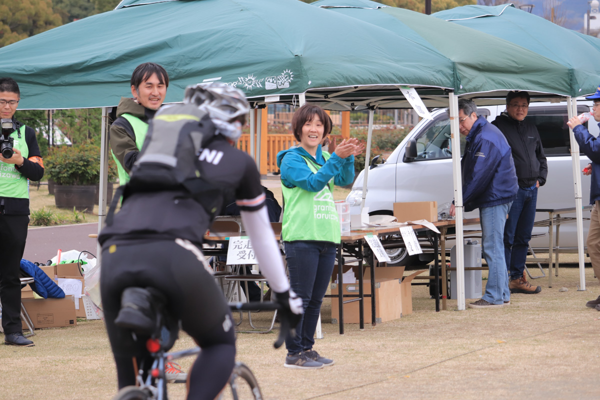 地元スタッフによる拍手で迎えられるフィニッシュは嬉しい