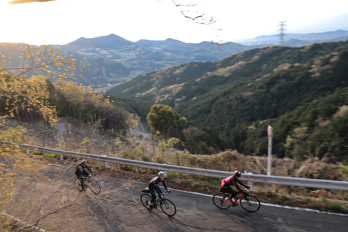 ヤビツ峠に向かい高度を増していく。朝の斜光に照らされた山並みが美しい