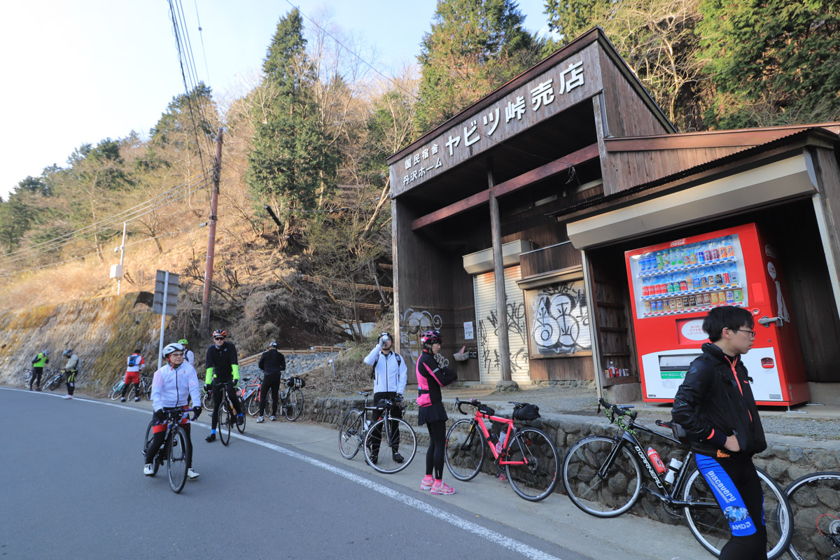 早朝のヤビツ売店はもちろんまだ閉まっています