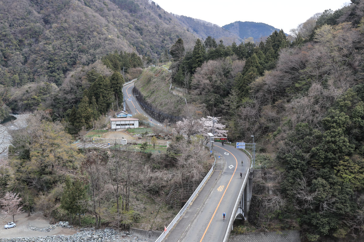 道志みちの両国橋。アップダウンが繰り返される