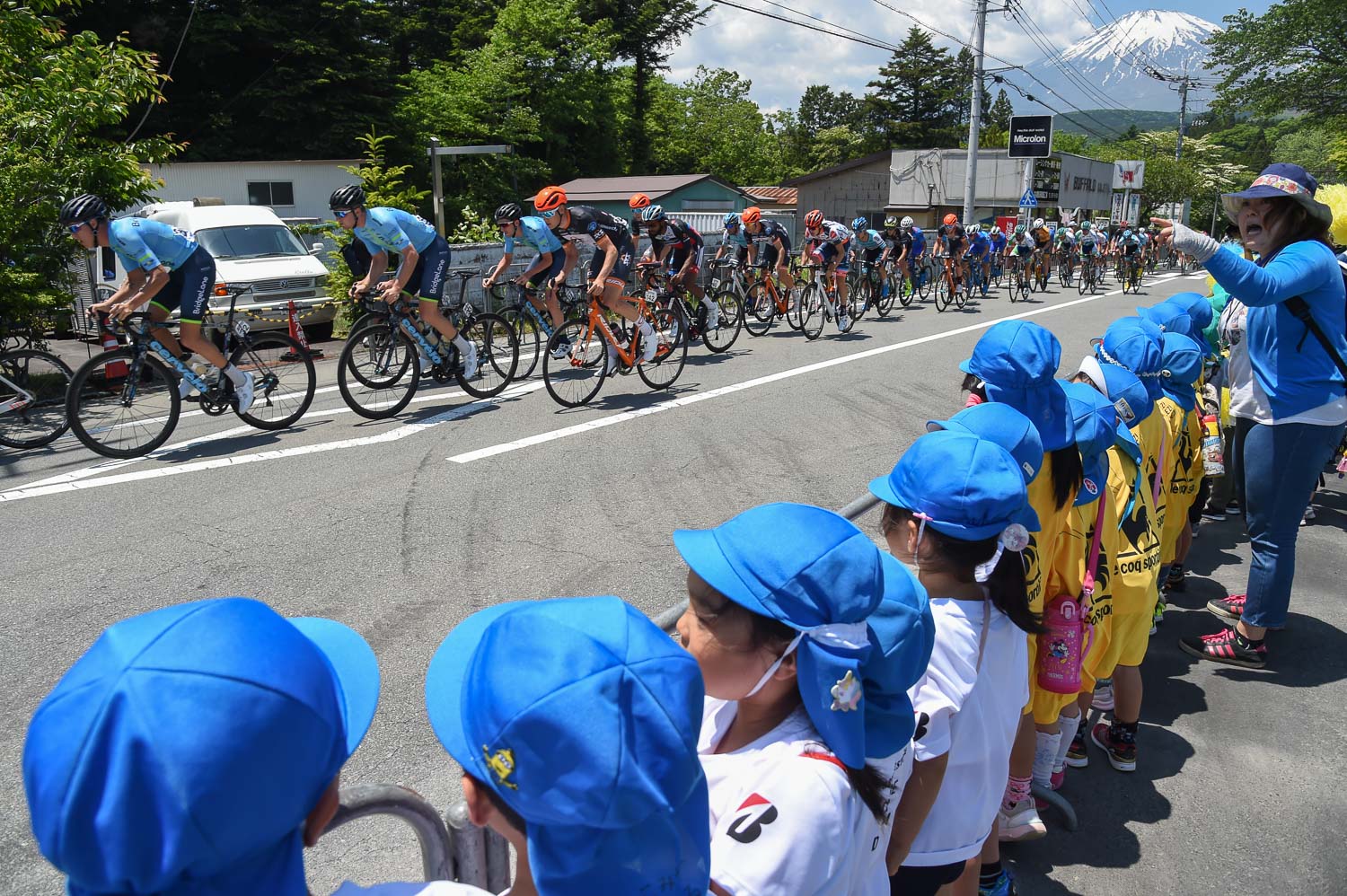 コース沿いから子供達が声援を送る