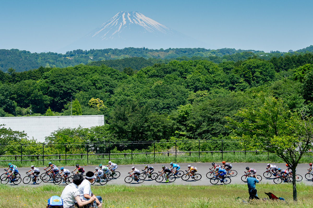 伊豆ステージも晴れて暑い１日　前日の決戦の舞台・富士山を望む