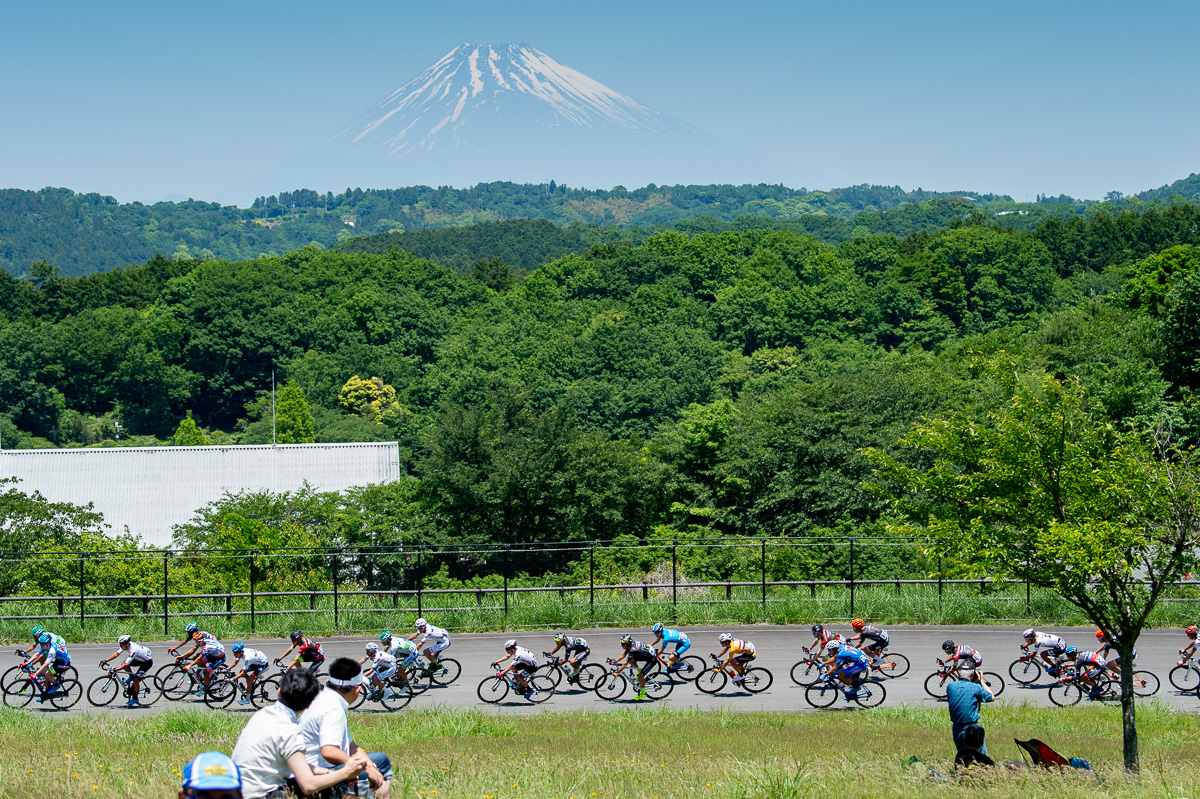 伊豆ステージも晴れて暑い1日 前日の決戦の舞台・富士山を望む