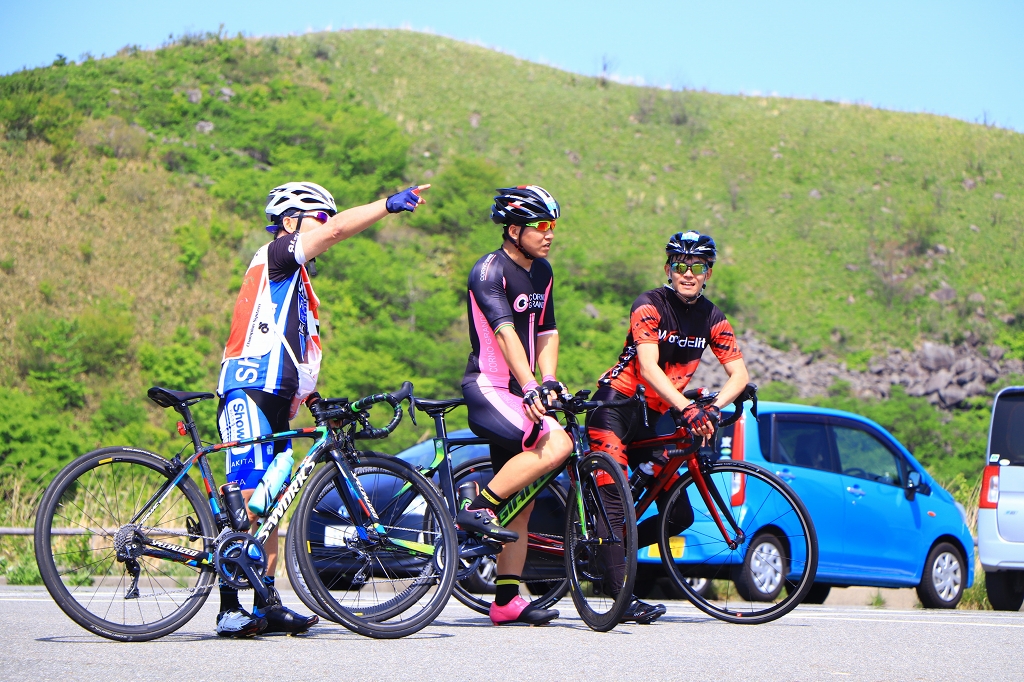 もう少しでエイドですよ！とサポートライダーが指す