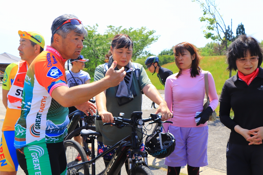 E-BIKEの操作方法をレクチャーする