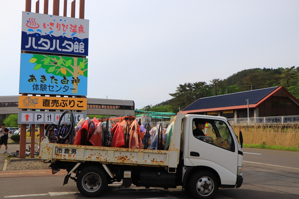 ゴールからは自転車をトラックに積み、キャンプ場へと戻ります