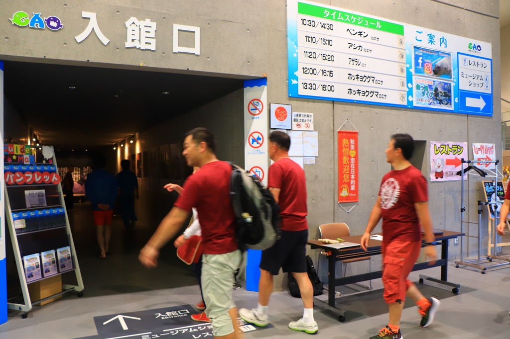 そしてメイン会場は水族館の中へ…