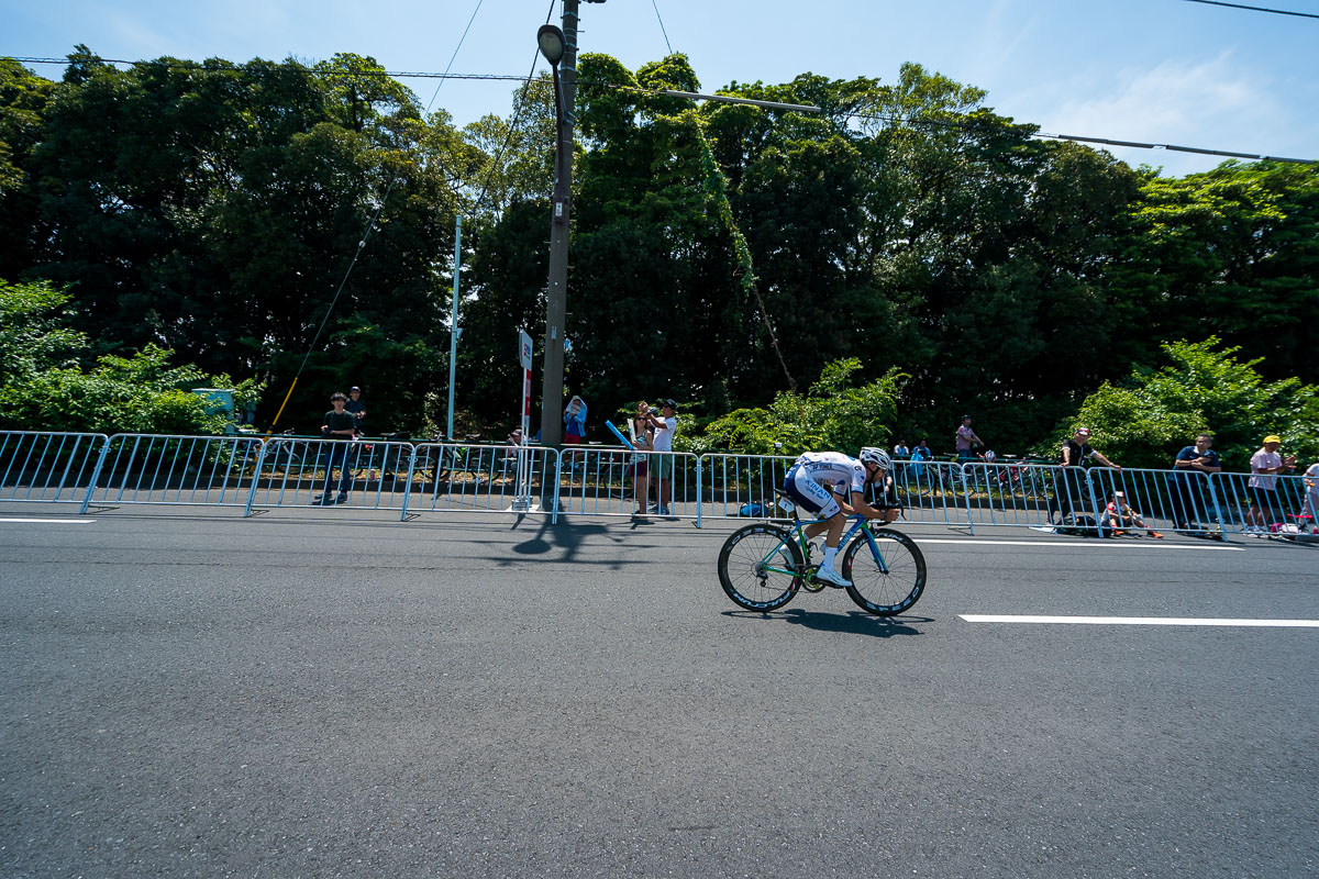 タイム差が縮まり、直線走路に入ってすぐ単独で飛び出したマルコス・ガルシア（キナンサイクリングチーム）