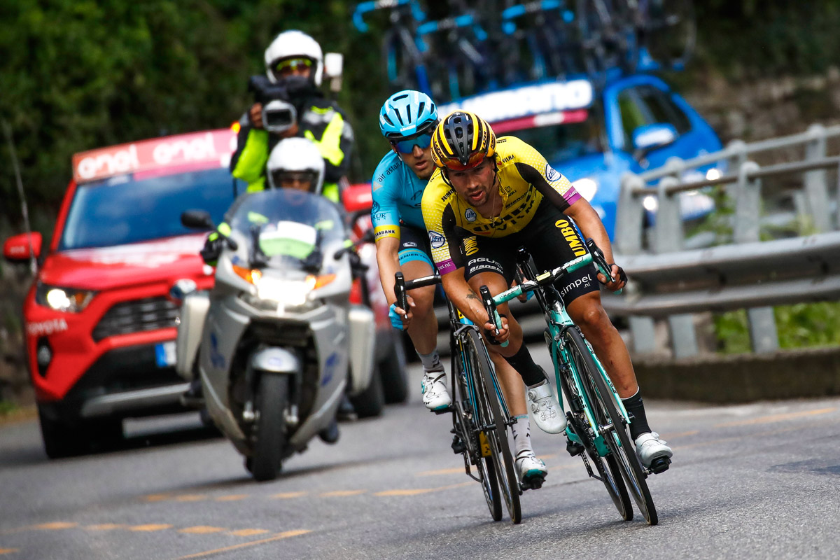 3級山岳チヴィリオの下りで落車したプリモシュ・ログリッチェ(スロベニア、ユンボ・ヴィズマ)がライバルを追う