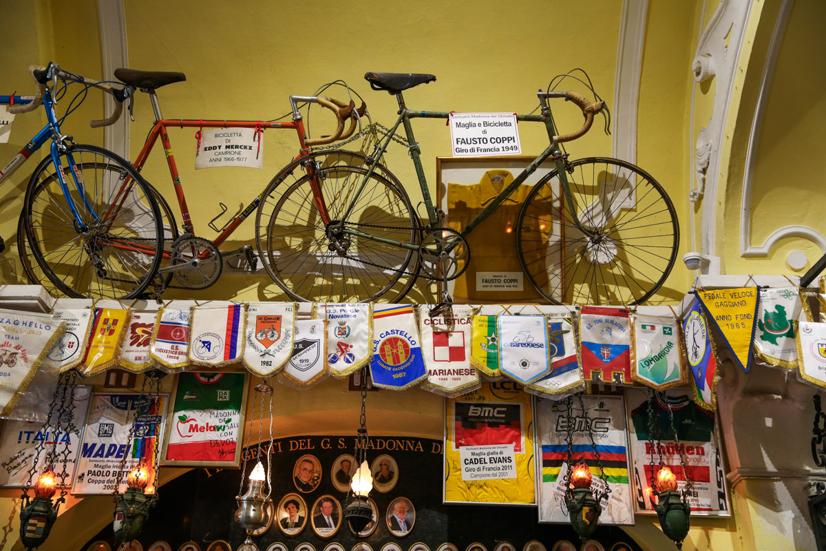 マドンナ・デル・ギザッロ教会の内部に展示されたファウスト・コッピのバイクやジャージ