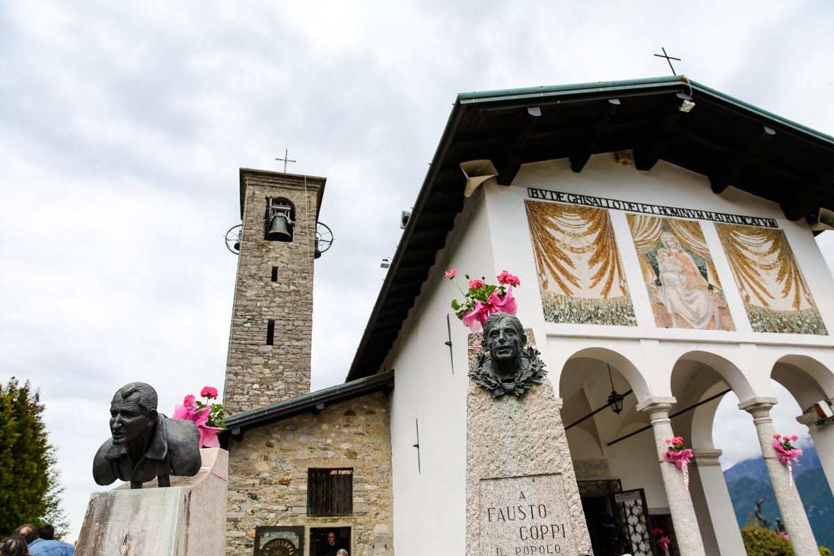 マドンナ・デル・ギザッロ教会の前にバルタリとコッピの銅像が並ぶ