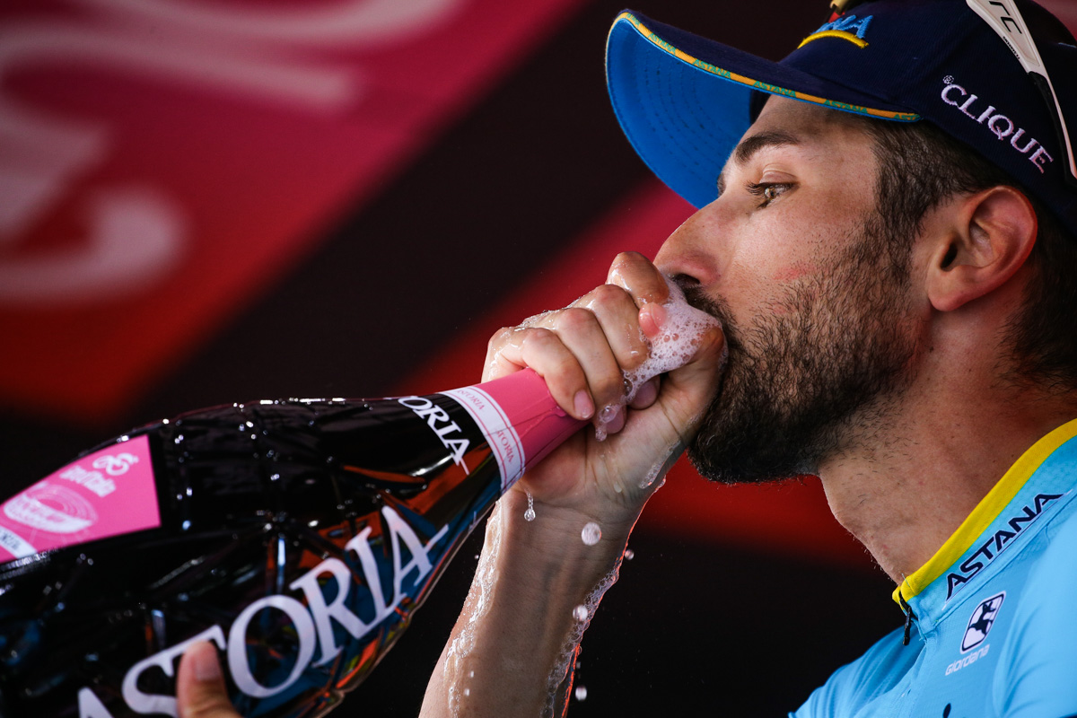 スプマンテを一口飲むダリオ・カタルド(イタリア、アスタナ)