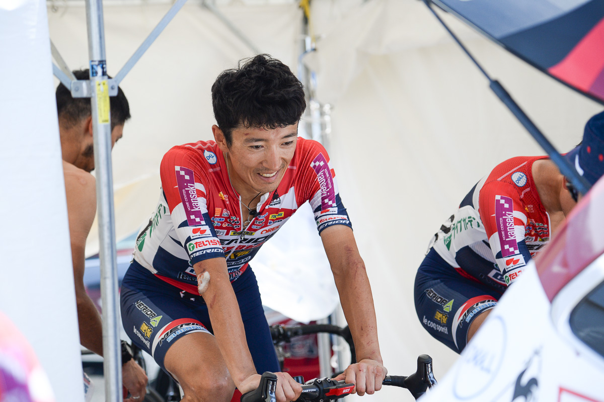 東京ステージ終了後、チームテントでダウンする増田成幸(宇都宮ブリッツェン)