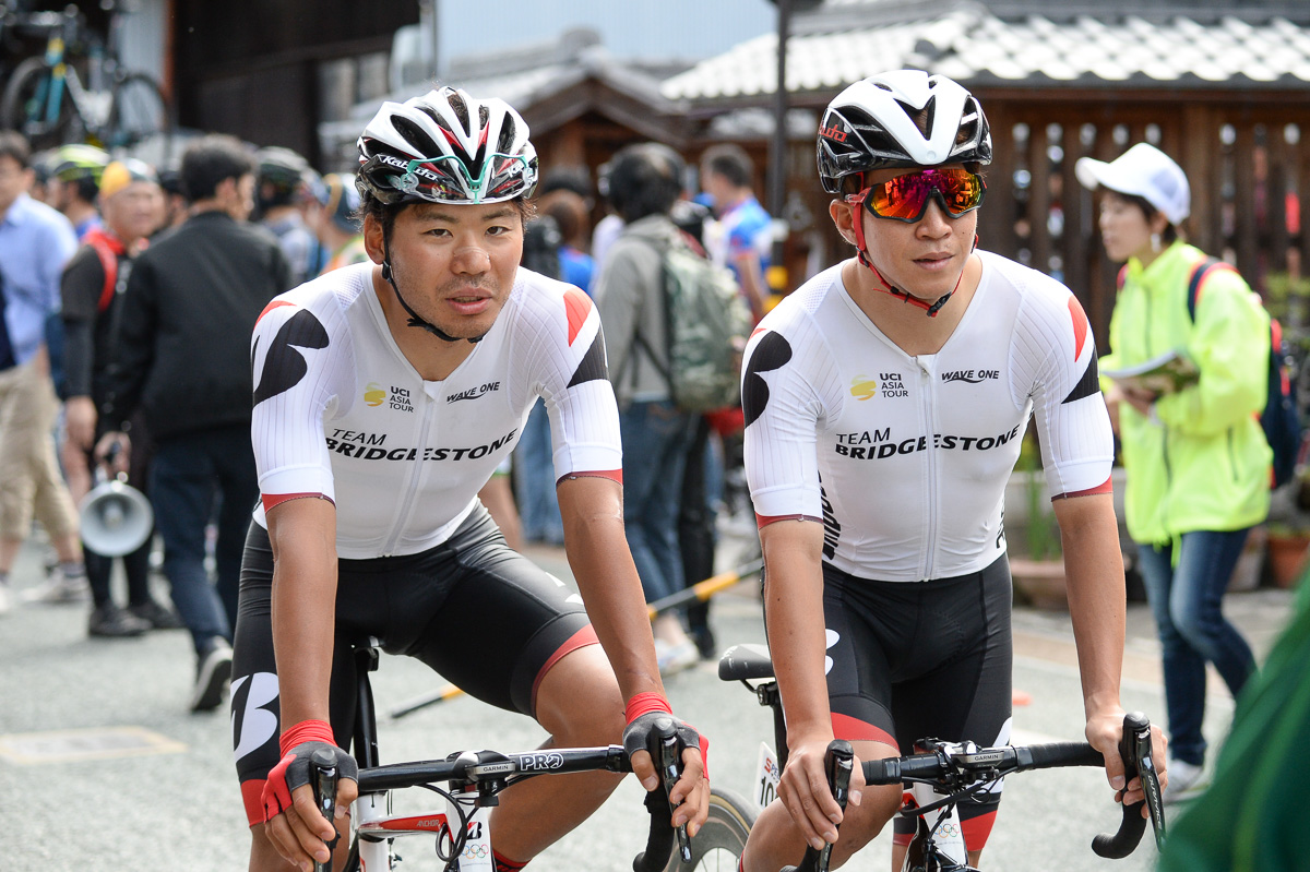 チームメイトの黒枝士揮と共に会場入りする石橋学(チームブリヂストンサイクリング)