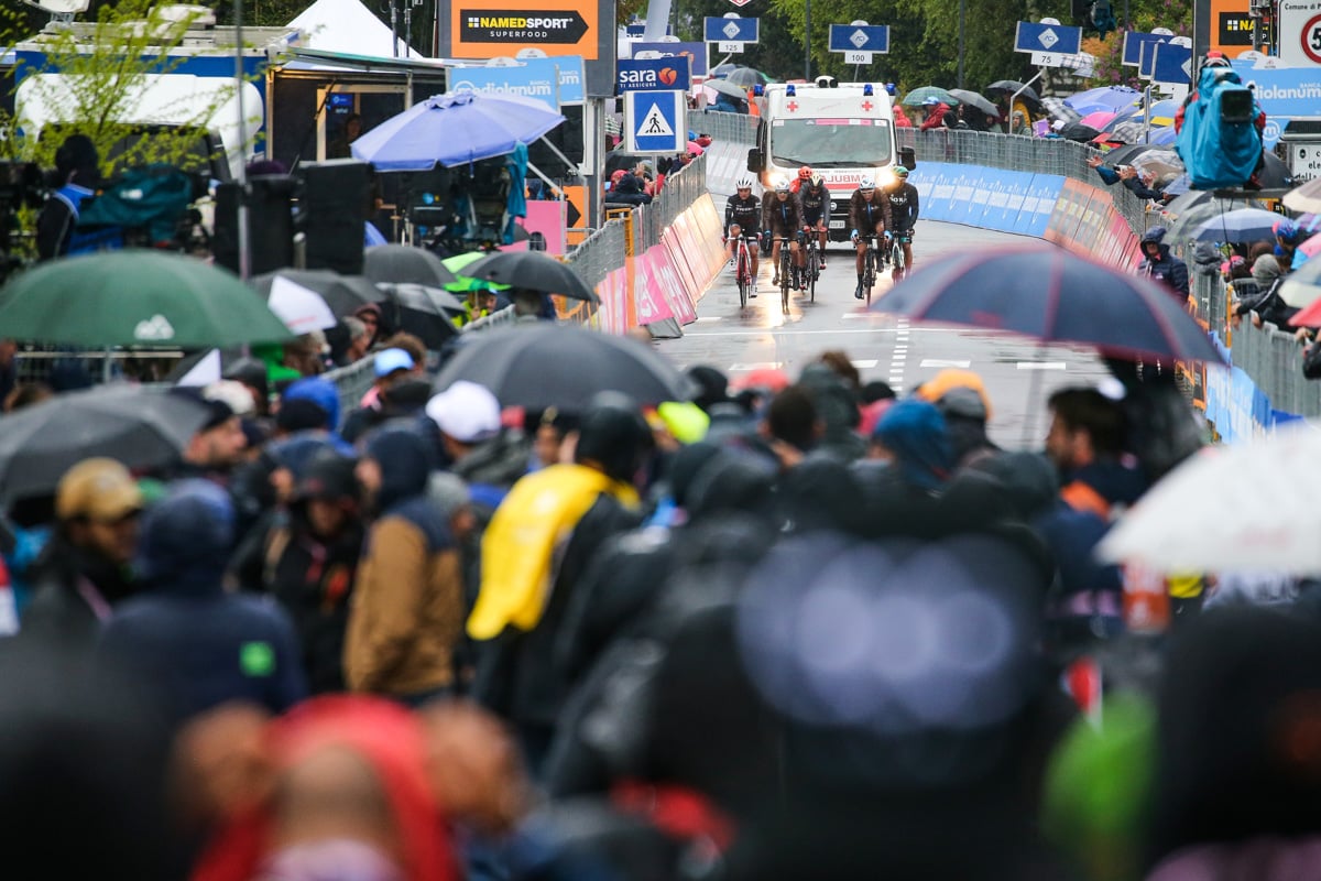 大雨の中、ソワニエが待つフィニッシュにたどり着いた選手たち