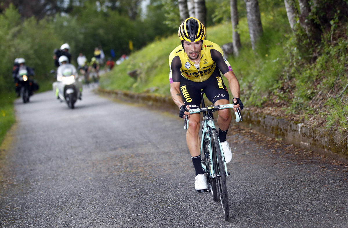 1級山岳モルティロー峠でライバルたちに先行を許したプリモシュ・ログリッチェ(スロベニア、ユンボ・ヴィズマ)