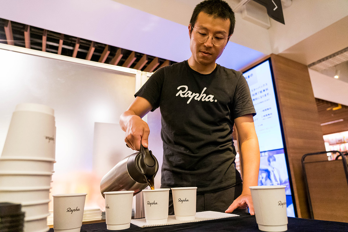 この日コーヒーをサーブしてくれたラファ東京のバリスタ宮崎貴之さん。自身も2016年エアロプレス日本チャンピオンと言う経歴の持ち主