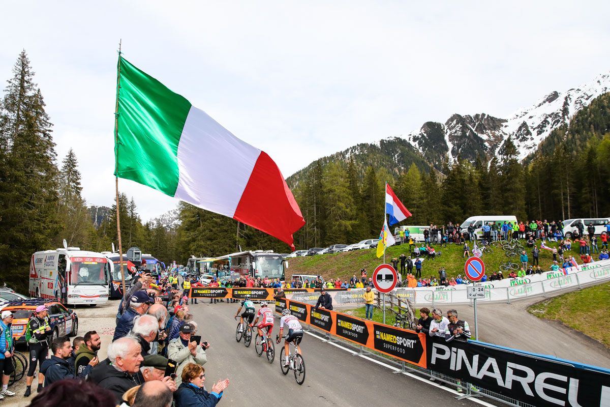 3級山岳アンテルセルヴァになびく巨大なイタリア国旗