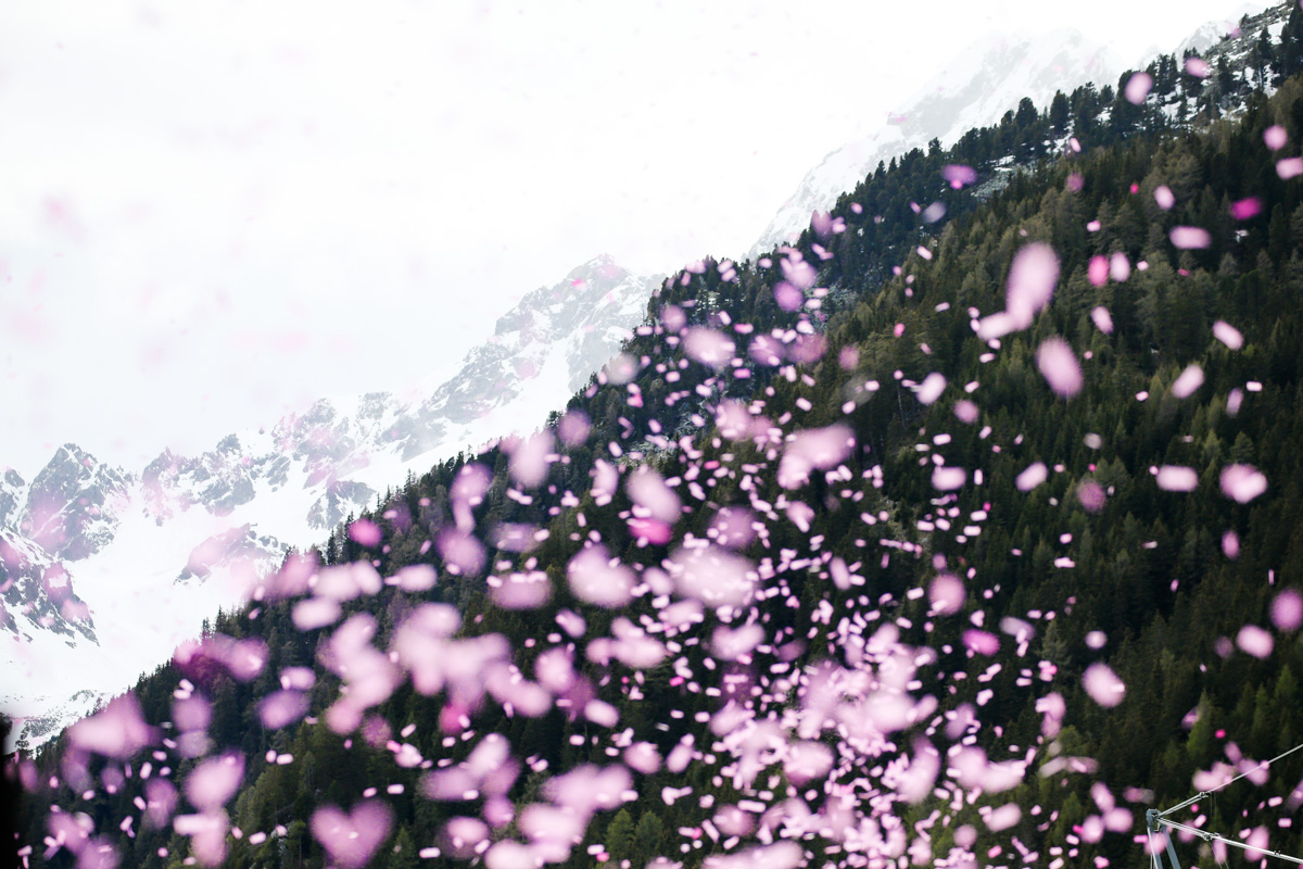 標高1,635mのアンテルセルヴァに舞うピンクの紙吹雪