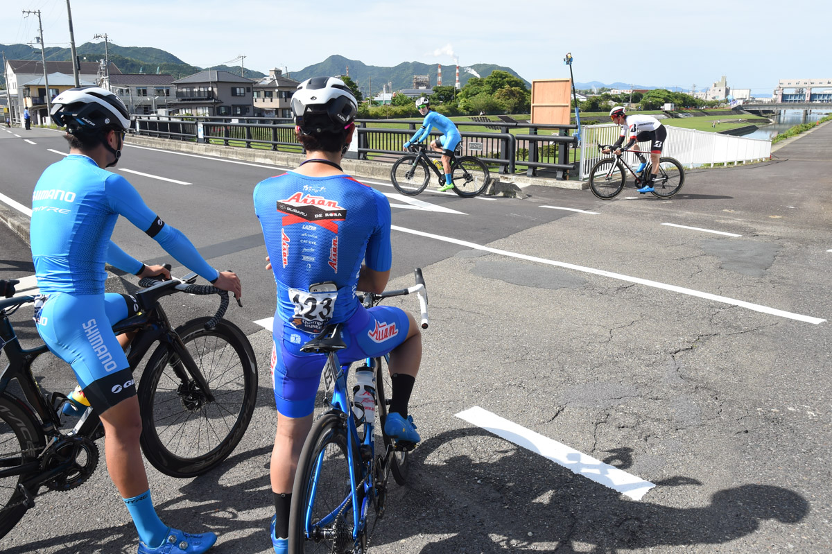 試走時間に1コーナーのライン取りを確認中