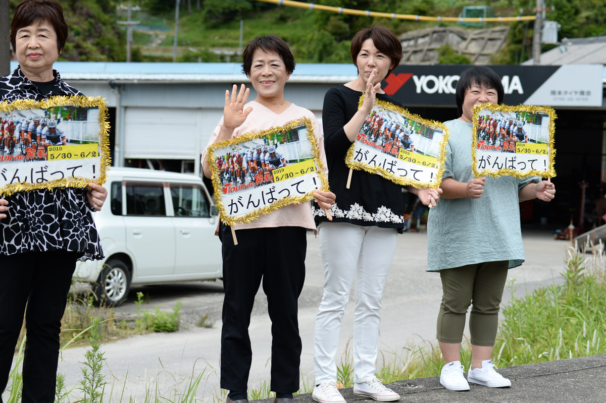 沿道からお手製のボードで応援