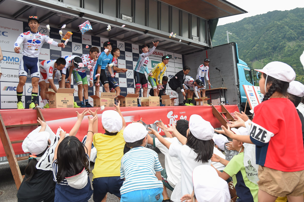 ツール・ド・熊野名物　表彰式後の餅まきに集まった子供達